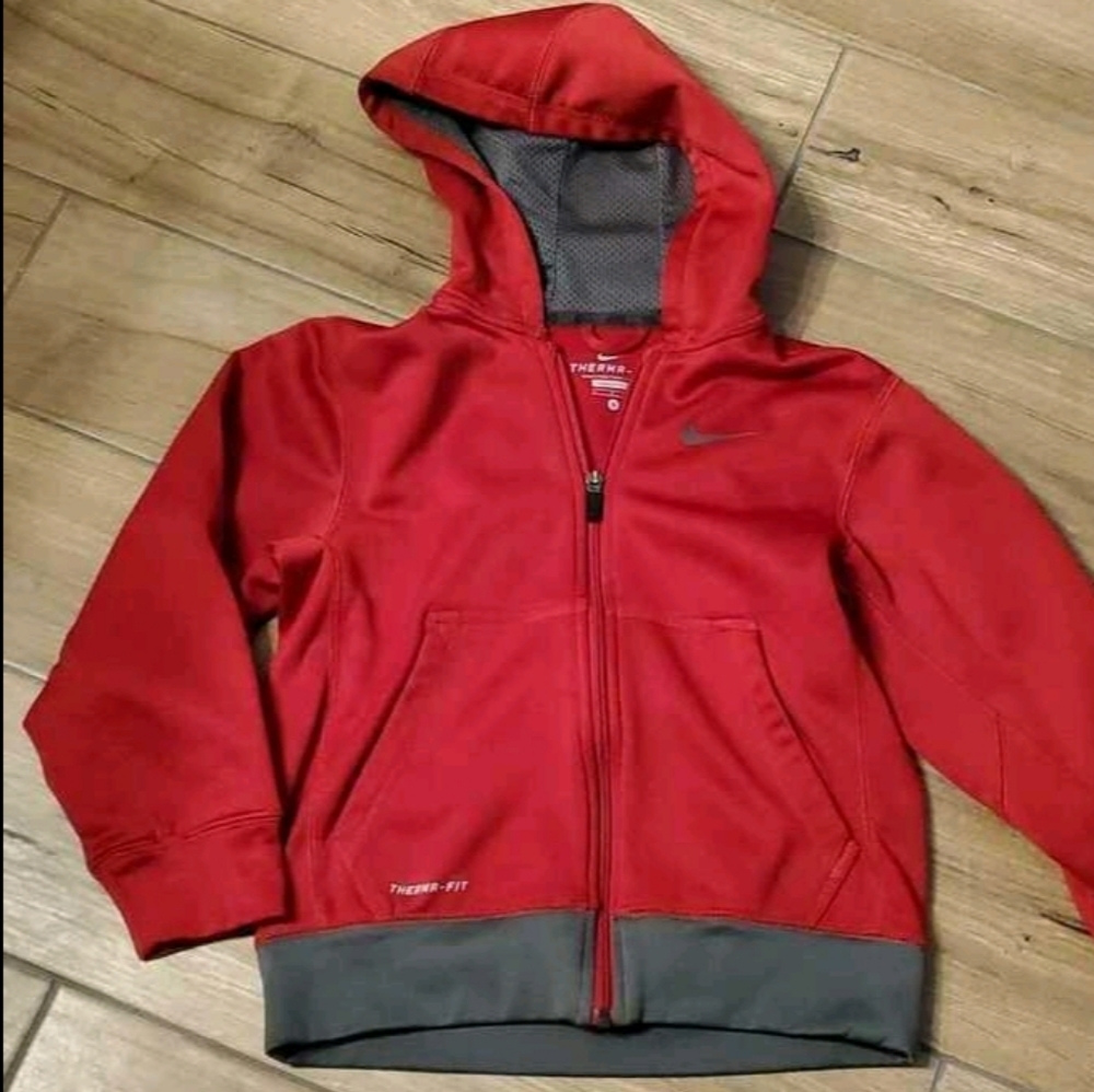 Nike Therma-Fit jacket boys size small. Small mark on sleeve. See photo.